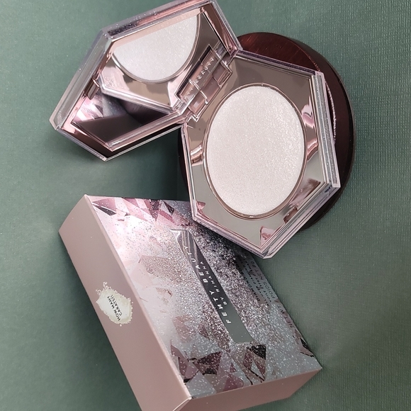 Fenty Beauty Other - Fenty Beauty Diamond Bomb All-Over Diamond Veil - How Many Carats?!
